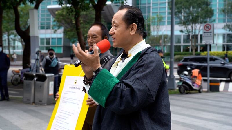 丹增南达随妻定居台湾，从生活中自学中文，不断为西藏议题发声。（唐正摄影）