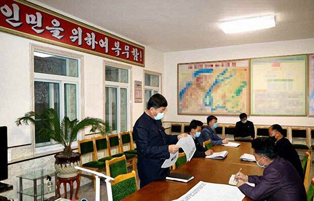 사진은 신의주시인민위원회에서 주민들이 지난해 10월 8차 당대회 결정을 학습하는 모습.