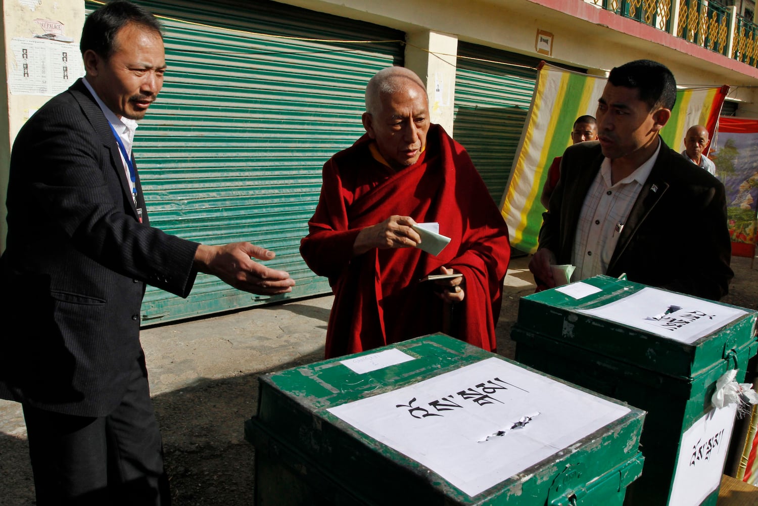བཀའ་བློན་ཁྲི་ཟུར་ཟམ་གདོང་རིན་པོ་ཆེ་ནས་འོས་ཤོག་འཕེན་བཞིན་པ།
