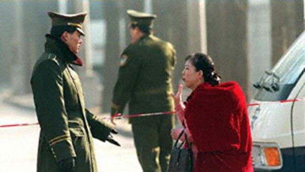 중국 베이징에서 공안의 검문을 받고 있는 한인 여성.