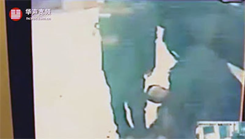 2012年1月9日，長沙市救助站召開記者會，播放臥底記者戴鵬聲稱被救助站工作人員毆打時，監控攝錄拍得的情況，當時戴鵬一度被三名工作人員打倒在地，動彈不得。（三湘都市報網上公開視頻）