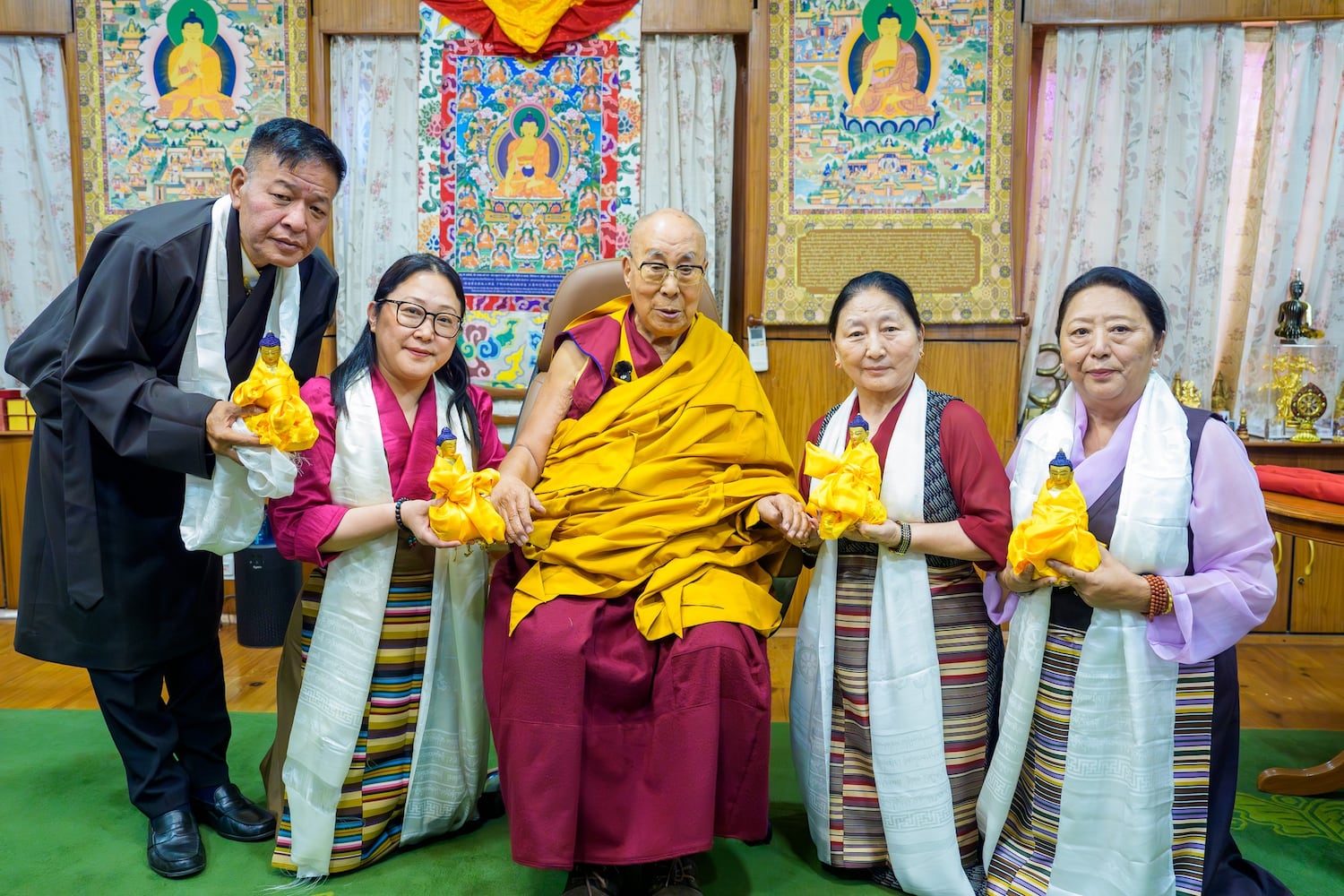 སྐབས་ ༡༦ བཀའ་ཤག་གིས་༧གོང་ས་༧སྐྱབས་མགོན་ཆེན་པོ་མཆོག་གི་སྐུ་མདུན་ནས་ཐོན་མཇལ་ཞུས།