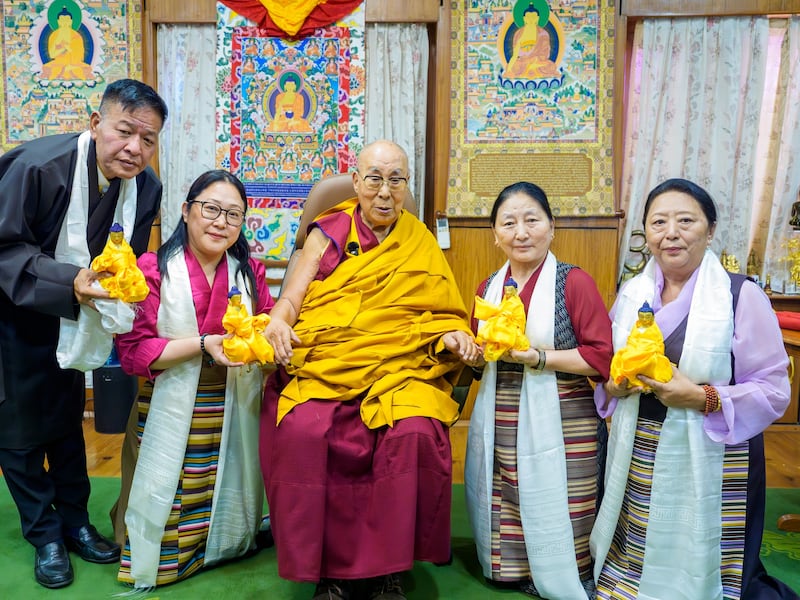སྐབས་ ༡༦ བཀའ་ཤག་གིས་༧གོང་ས་༧སྐྱབས་མགོན་ཆེན་པོ་མཆོག་གི་སྐུ་མདུན་ནས་ཐོན་མཇལ་ཞུས།
