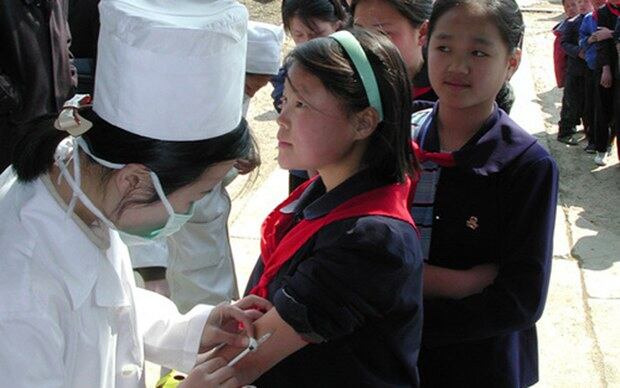 북한 주민들을 대상으로한 홍역백신 접종의 일환으로 함경남도 함주군 수흥리 병원에서 한 여학생이 홍역 백신 접종을 받고 있다.