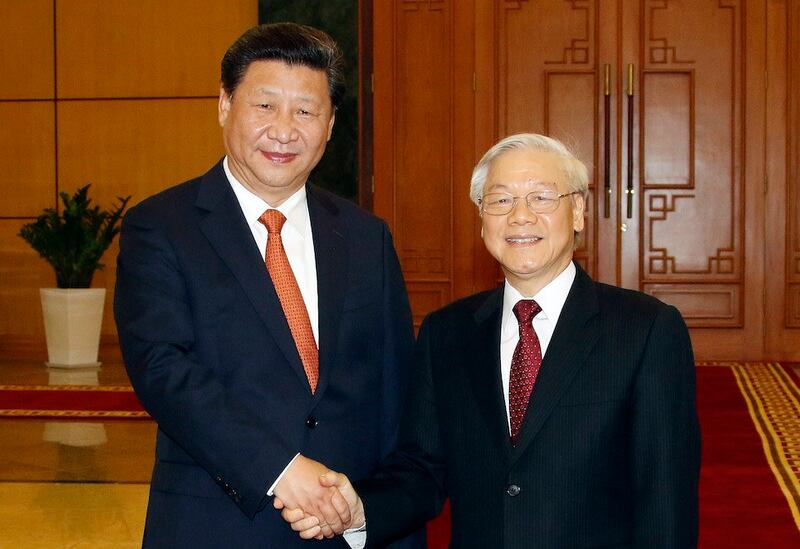 Hình minh hoạ. Chủ tịch Trung Quốc Tập Cận Bình (trái) và Tổng bí thư Nguyễn Phú Trọng (phải) bắt tay tại văn phòng Trung ương Đảng ở Hà Nội hôm 5/11/2015