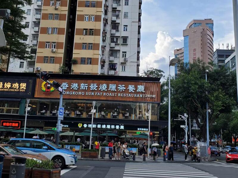 不少中国大陆游客白天到访香港后，会回到深圳（图）晚膳和住宿。（被访者独家提供，拍摄日期不详）