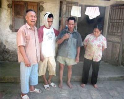 Ông Vinh cùng ba người con đều đã 40, 50 tuổi nhưng ngơ ngẩn không biết gì. Ảnh: Văn Định/Xaluan.com