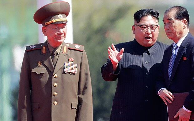 지난 4월 평양 여명거리 준공식에서 황병서(왼쪽)가 김정은을 수행하고 있다.