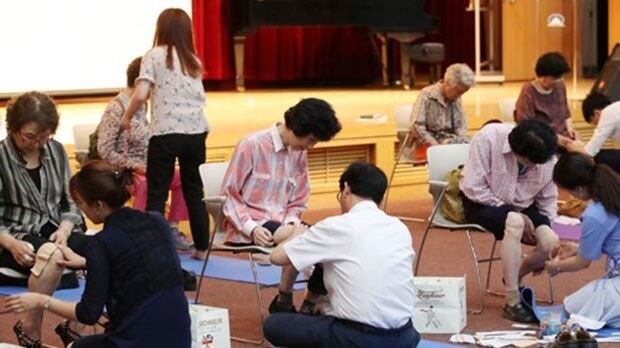 서울 방학동 도봉구청에서 열린 '청춘팔팔 아나파테이핑' 행사에서 어르신들이 통증 부위에 테이핑을 받고 있다.