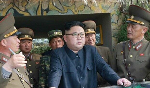 북한 김정은 노동당 위원장이 서해 연평도에서 가까운 장재도방어대와 무도영웅방어대를 시찰했다고 노동신문이 5일 보도했다. 
