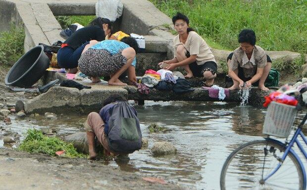 북한 함경북도 청진시 교외에서 여성들이 냇가에서 빨래를 하고 있다. 