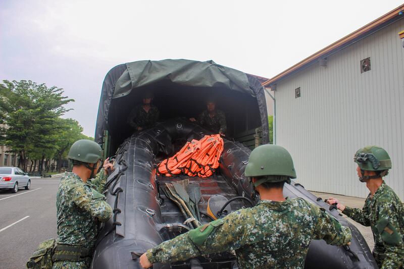 台灣軍方派出官兵前往各地協助受困民眾疏散。（國防部提供）