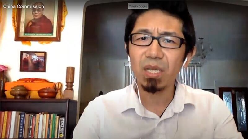 美籍藏人学者丹增多吉（Tenzin Dorjee）在听证会上讲话（视频截图）