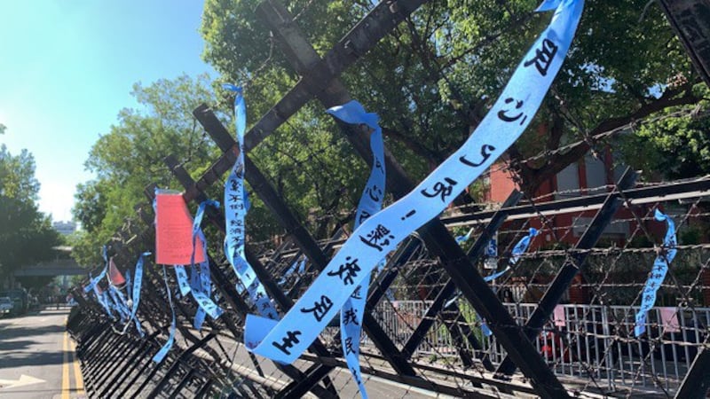 立法院周边架起拒马防止民众冲入立法院。(记者夏小华摄)