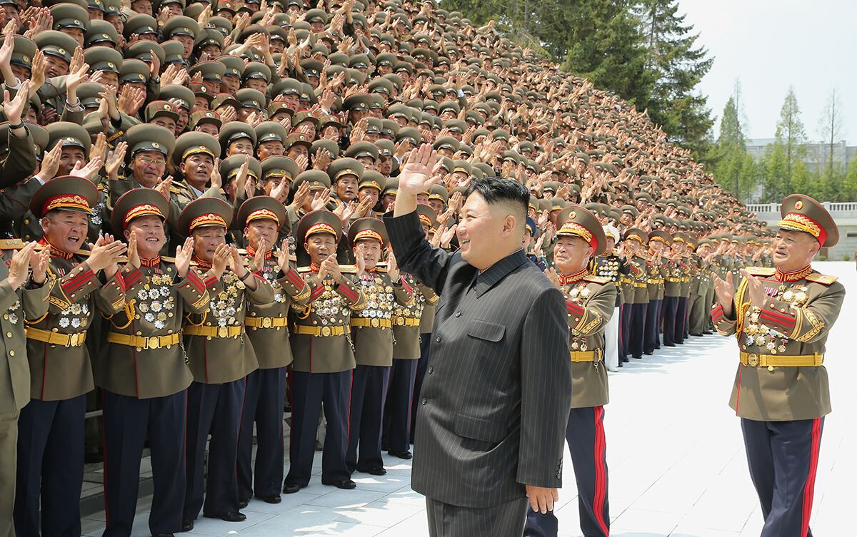 김정은 북한 국무위원장이 지난 27일 '제1차 지휘관, 정치일군강습회' 참가자들과 본부청사에서 기념사진을 촬영했다고 조선중앙통신이 지난달 30일 보도했다.