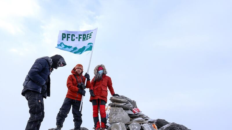 中港台三地登山家穿上无氟涂层的户外衣物，成功登上四姑娘山。（绿色和平提供）