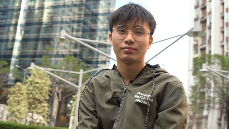 浸大學生記者鄧澤旻在採訪期間被警方拘捕。（李智智 攝）