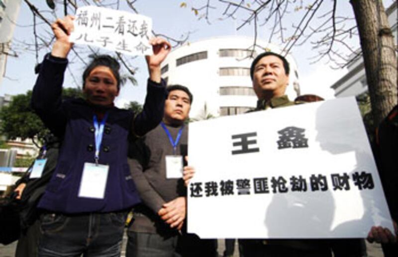 Fuzhou_petitioner_property2011_350.jpg