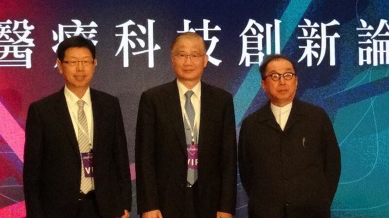 生策会副会长杨泮池（中）、广达董座林百里（右）、鸿海董座刘扬伟（左）携手推动资通讯与医疗跨界结合，为台湾创造大健康蓝海产业。（记者夏小华摄）