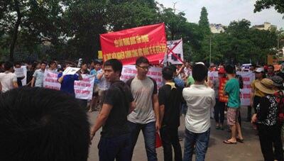 Hình ảnh cuộc biều tình chống Trung Quốc tại Việt Nam - Courtesy of danlambaovn.blogspot.com