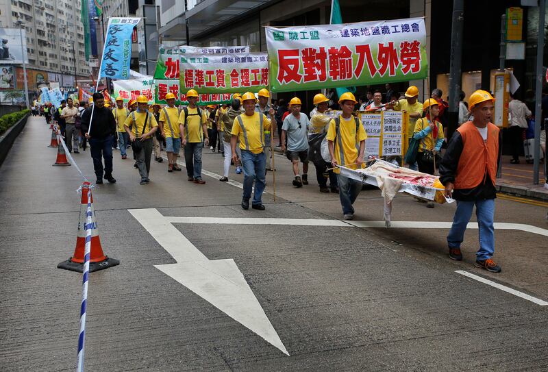 2013年5月1日，香港「五一勞動節」遊行示威，大批工人手持「反對輸入外勞」的橫幅，遊行至政府辦公室抗議。2025年的今天，此類遊行已絕跡香港。