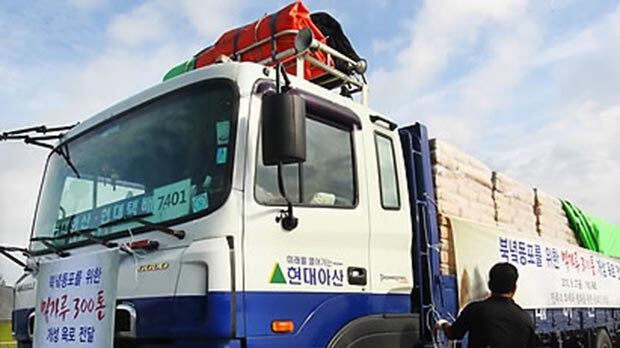 지난 2010년 8월 경기도 파주시 임진각에서 '민족의 화해와 평화를 위한 종교인 모임'이 준비한 밀가루 300t이 북으로 떠나기 앞서 트럭에 플래카드를 걸고 있다. 