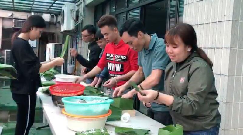 Người Việt tại Đài Loan gói bánh chưng cho Tết