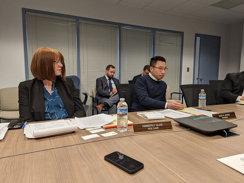 美中经济与安全审查委员会14日举办事前记者会,图右为美中经济与安全审查委员会主席黄之瀚(Alex Wong),图左为美中经济与安全审查委员会副主席格拉斯(Kim Glas)。(记者唐缘媛摄)