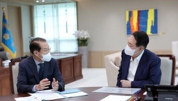 윤석열 대통령이 2022년 7월 22일 서울 용산 대통령실 청사에서 권영세 통일부 장관으로부터 부처 업무보고를 받고 있는 모습.