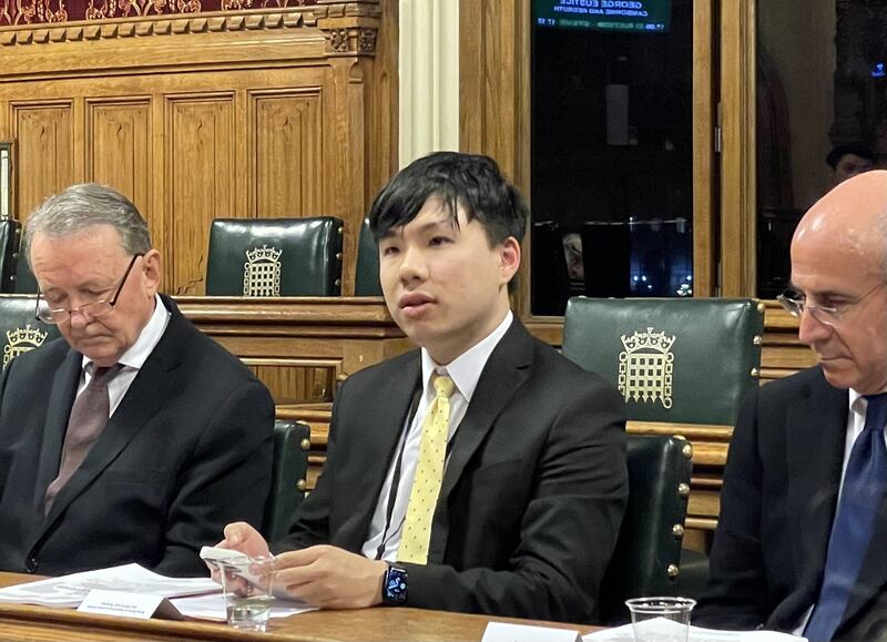 出席发布会的前香港区议员李轩朗认为，“重光团队”的报告有助向英国等国家施压，加速针对港府官员的制裁行动。 （邢博泓摄）