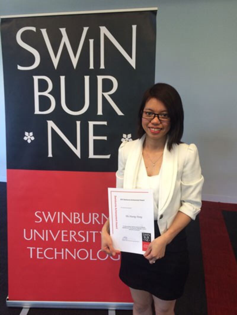 Đặng Thị Hương nhận Giải Thành Tựu tại Đại Học Công Nghệ Swinburne, Australia.