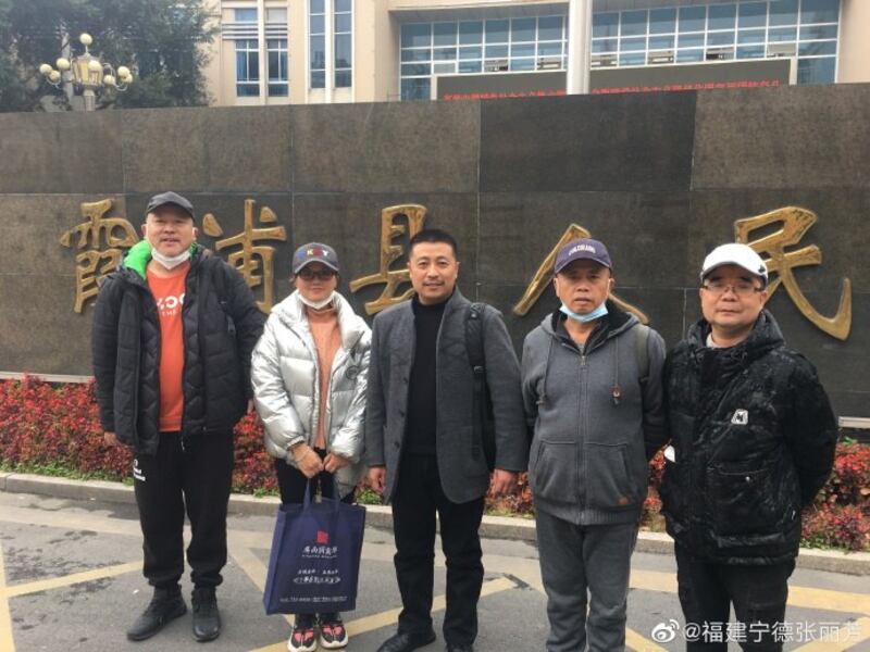 张丽芳(左二)和同两位代理人任全牛律师(左三)@人权牛评(右二) 和庄磊(左)到达法院。(微博)