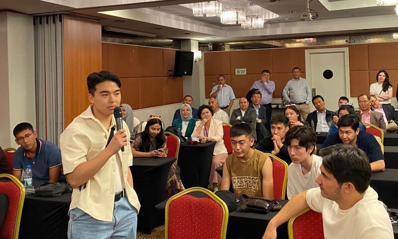 ئۇيغۇر ئاكادېمىيەسىنىڭ ئۇيۇشتۇرۇشى، ئامېرىكا تىنچلىق ئىنستىتۇتىنىڭ ياردىمى بىلەن ئەنقەرەدە ئۆتكۈزۈلگەن ئۇيغۇر ياشلىرىنى تەربىيەلەش كۇرسىدا ياشلار ئۆزلىرىنى تونۇشتۇرماقتا. 2023-يىلى 10-ئىيۇل، تۈركىيە.