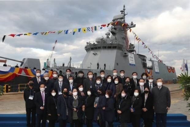 지난 11월 9일 울산 현대중공업에서 열린 해군 신형 호위함 7번함인 '천안함' 진수식에 참석한 천안함 유족들이 기념 촬영을 하고 있다.