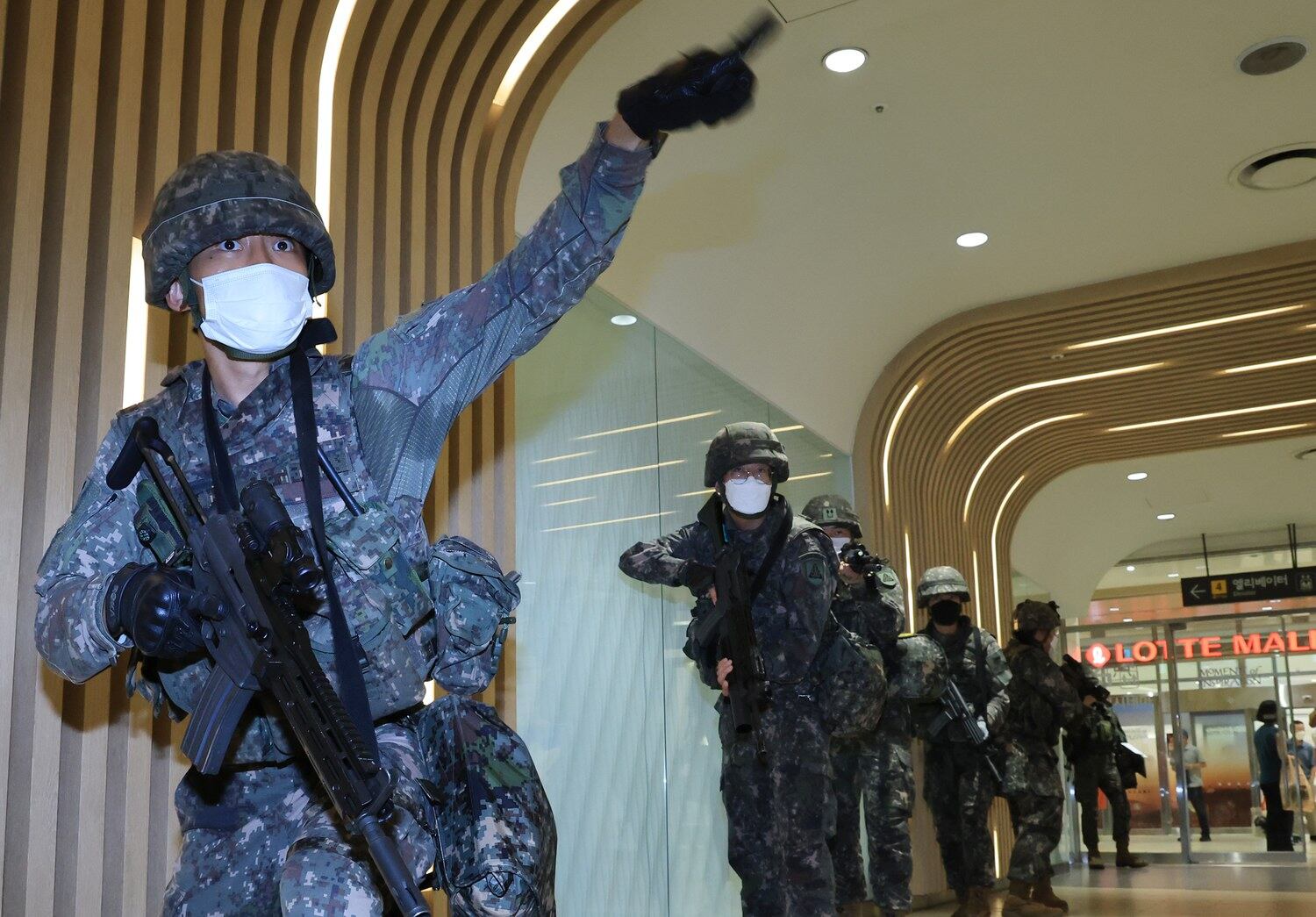 육군 56사단 군 장병들이 지난달 23일 서울 은평구 롯데몰 은평점에서 열린 2022 을지연습 훈련에서 쇼핑몰과 지하철역 연결 구간, 가상의 폭발물 수색을 위해 이동하고 있다.