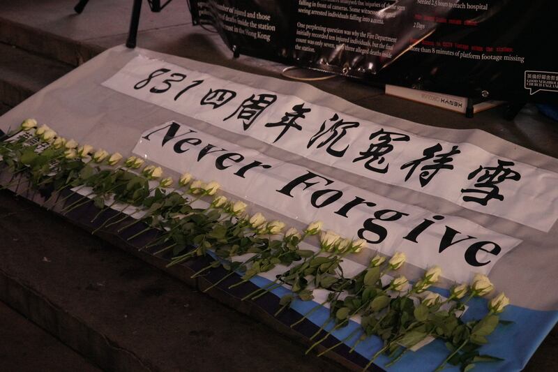 晚上約6時半，逾百多名參與人士在場地集合，部分人身穿黑衣。（石頭攝）