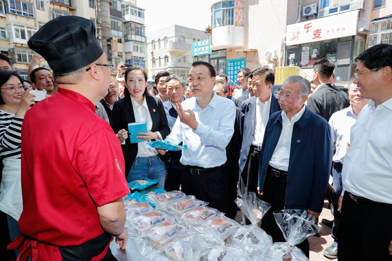 2020年6月，中國國家前總理李克強在山西煙臺考察裡稱讚地攤經濟，令當時中國全民練攤，但很快遭中國官媒降溫。習近平連任後，再祭出地攤經濟以擺脫當前就業困境。（中國政府網）