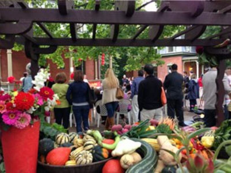 图片：民众围观民选官员的包饺子。（紫荆摄）