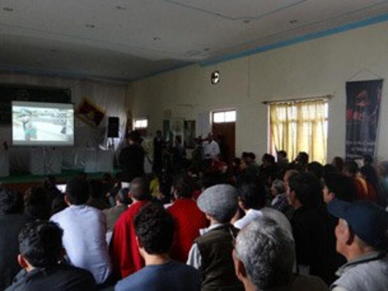 图片： 与会的藏人观看西藏纪录片。 （记者丹珍拍摄）