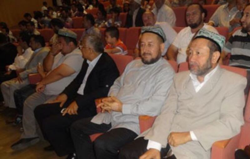 ئۇيغۇرلارنىڭ روزا ھېيت بايرىمى پائالىيىتىدىن كۆرۈنۈش. 2012-يىلى 2--ئاۋغۇست، ئىستانبۇل.