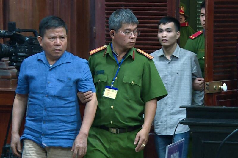Ông Châu Văn Khảm, người bị cáo buộc tội khủng bố, khi ra tòa ở Việt Nam.