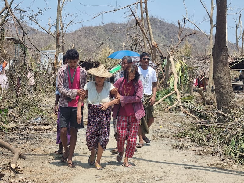 ရခိုင်ကမ်းရိုးတန်းတစ်လျှောက်က မုန်တိုင်းဒဏ်ခံပြည်သူများကို တွေ့ရစဉ်။ (Photo: Facebook/ Wai Hun Aung)