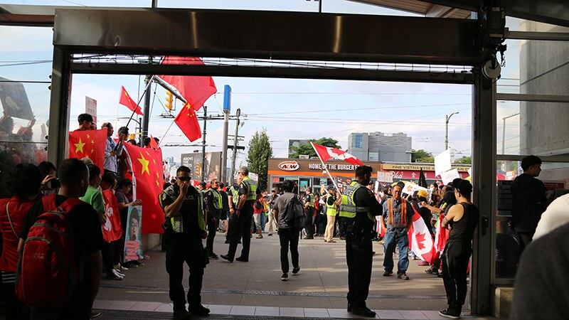 亲中团体在同一地点集会踩场，警方出动将两派区隔。（记者柳飞摄影）