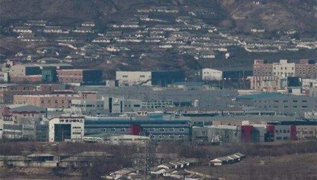 경기도 파주시 도라전망대에서 본 개성공단 일대의 적막한 모습.