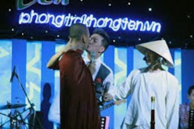 Thêm một scandal của Đàm Vĩnh Hưng....hôn sư trên sân khấu, Đàm Vĩnh Hưng đã gặp phải sự phản ứng gay gắt từ phía dư luận. Ngoài ra, anh còn bị Bộ Văn hóa phạt 5 triệu đồng vì hành vi phản cảm của mình. Source Phunutoday.vn