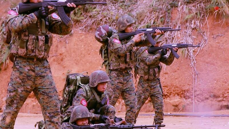 အာရက္ခတပ်တော် (AA) တပ်ဖွဲ့ဝင်များအား တွေ့ရစဉ်။ (Arakan Army Photo)