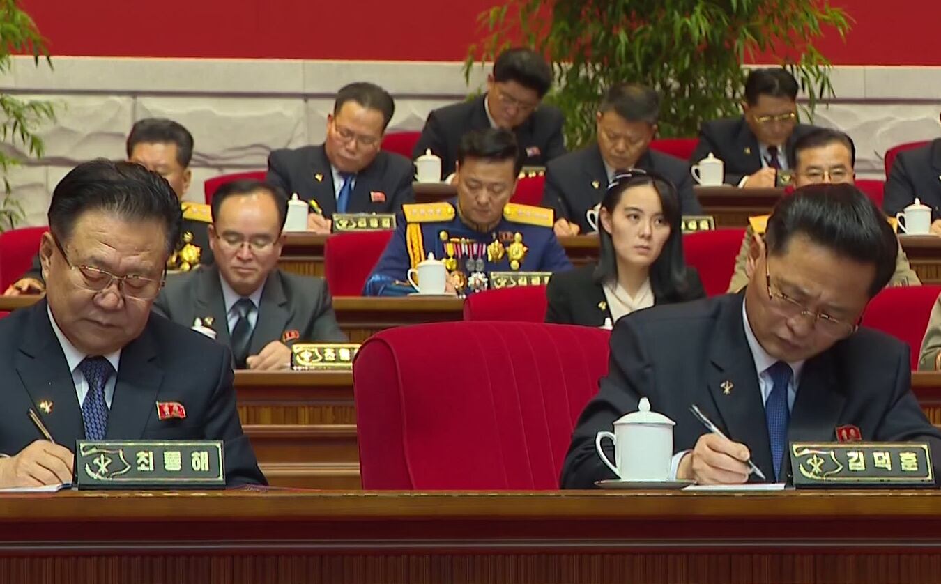 사진은 김정은 위원장의 사업총화보고를 들으며 요지를 받아적는 최룡해 국무위원회 제1부위원장과 김덕훈 내각총리. 뒤쪽에 김 위원장의 동생인 김여정 당 제1부부장의 모습도 보인다.