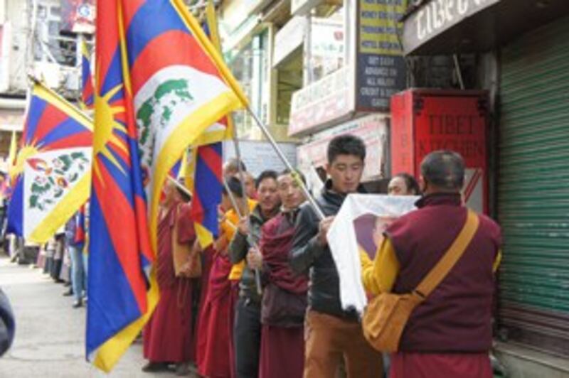 图片:达兰萨拉藏人11月8日举行示威游行活动为亡者祈福。(记者丹珍摄)