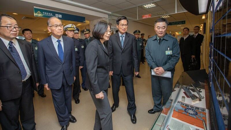 蔡英文3日视导国防部及横山指挥所，以稳定军心。（总统府提供）