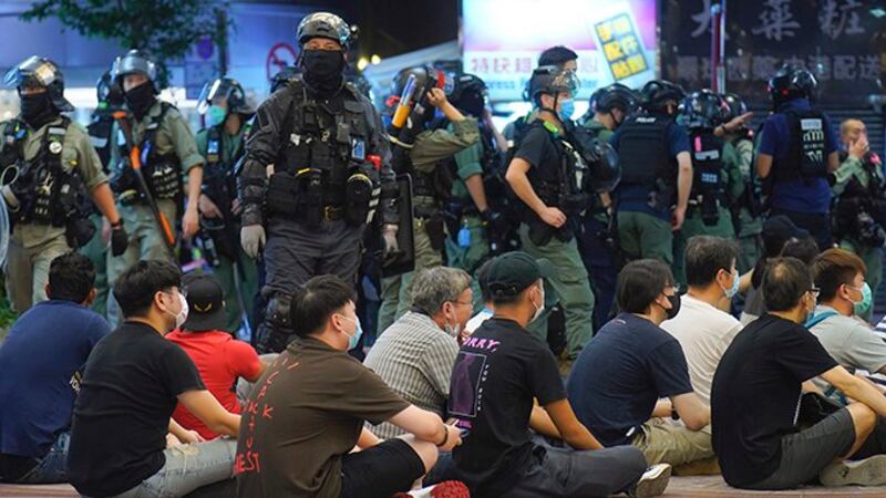 2020年7月1日，香港警察拘捕抗议民众。（美联社）